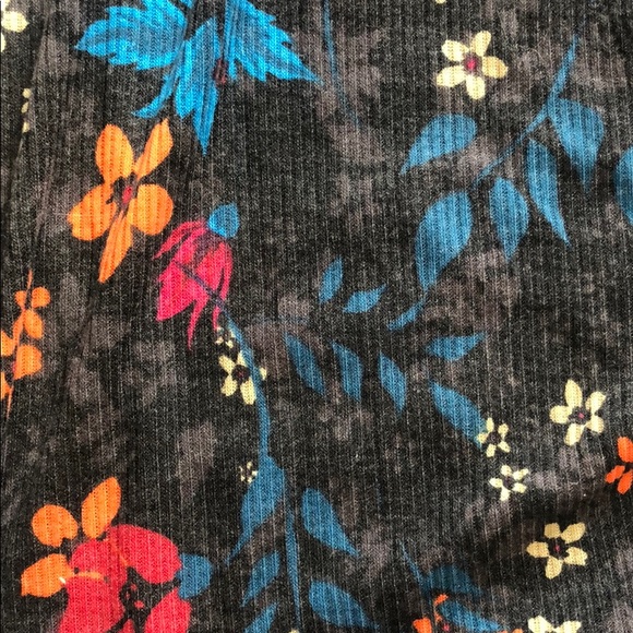 LulaRoe ribbed Sarah Sweater in floral print - Picture 2 of 5